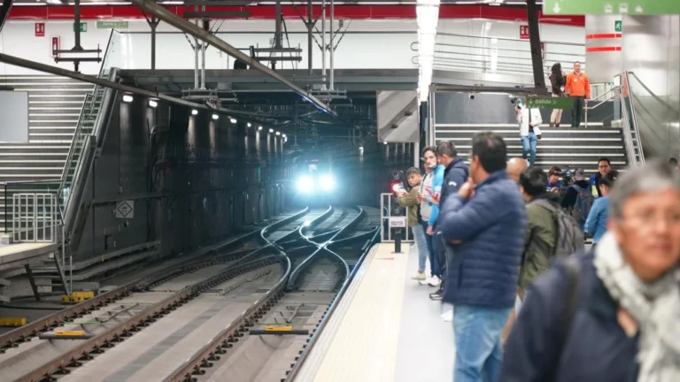 Estación y trenes del Metro de Quito