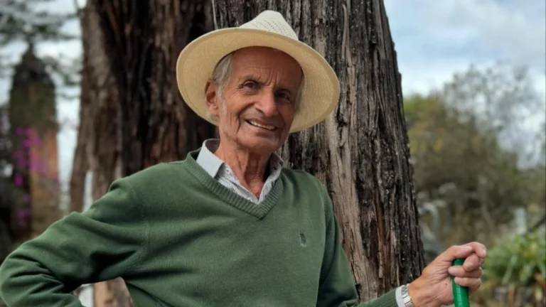 Fabián Zurita equipado con implementos de montañismo en la cordillera andina