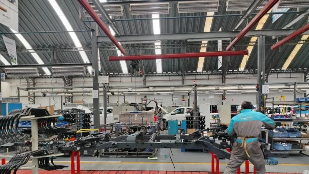 Línea de producción y ensamblaje de vehículos comerciales y camionetas en planta ecuatoriana