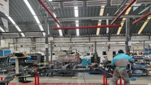 Línea de producción y ensamblaje de vehículos comerciales y camionetas en planta ecuatoriana