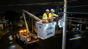 Técnicos de la empresa eléctrica reparando transformadores de luz en Urdesa Guayaquil de noche