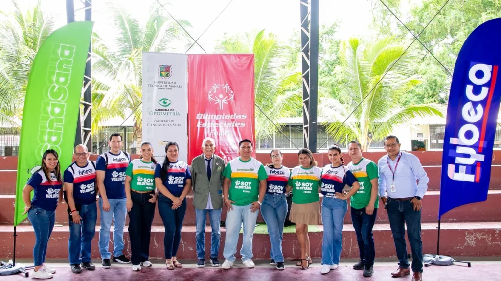 Voluntarios y estudiantes en la jornada de salud visual en Portoviejo