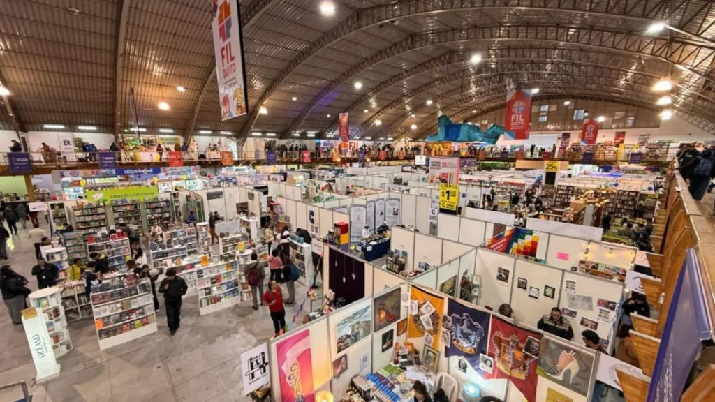 Visitantes recorriendo los stands y pabellones de la Feria del Libro en Quito