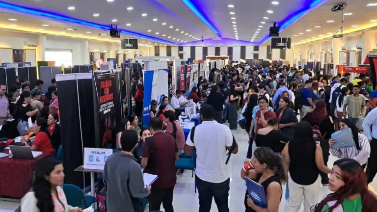 Jóvenes postulando en feria de empleo y selección laboral en Cuenca