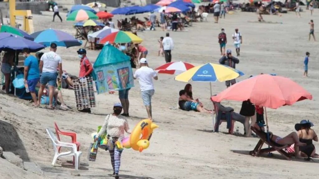 Turistas nacionales disfrutando de actividades recreativas durante el feriado de octubre