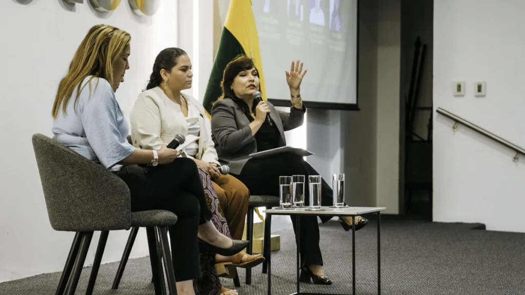 Fardos de papel y cartón reciclado en la planta de Fibras Nacionales