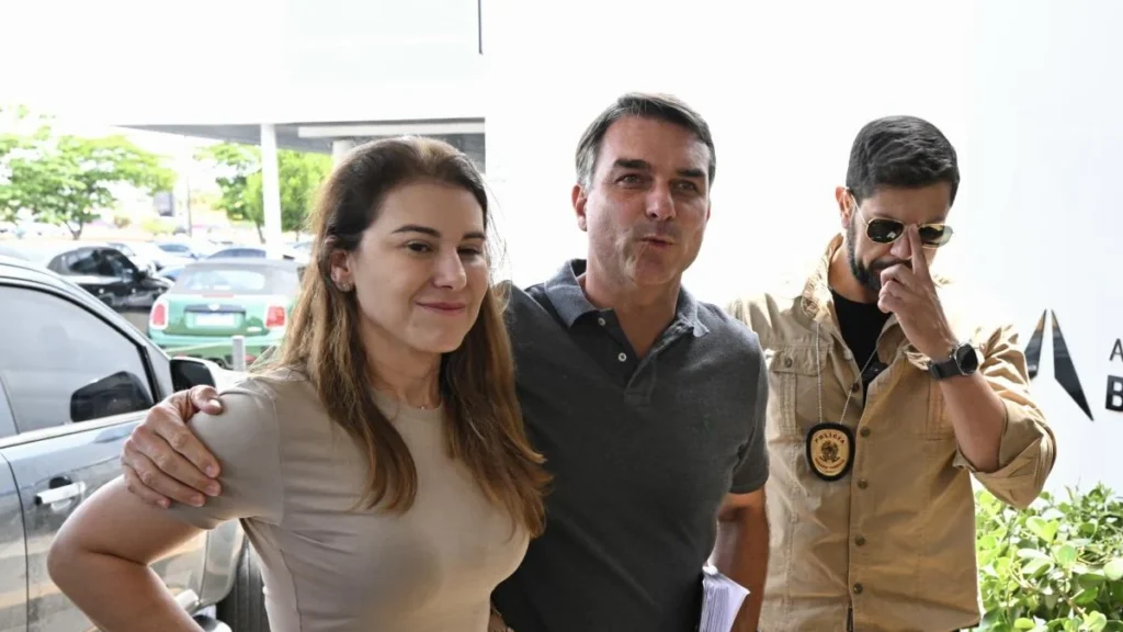 Avión ejecutivo en la pista del aeropuerto internacional de Guayaquil