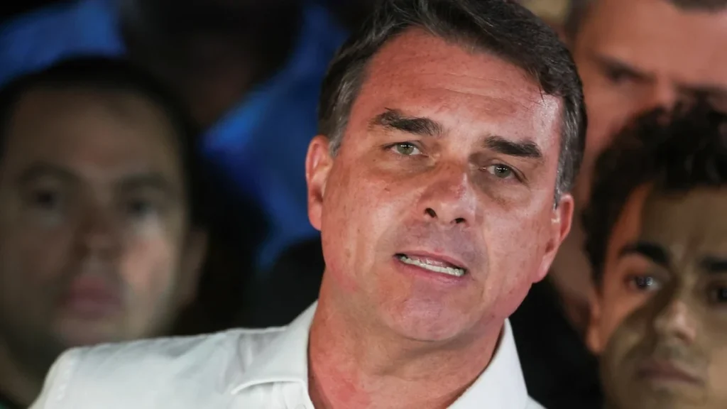 Flávio Bolsonaro en rueda de prensa internacional