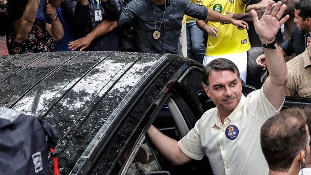 El senador brasileño Flávio Bolsonaro durante una alocución política
