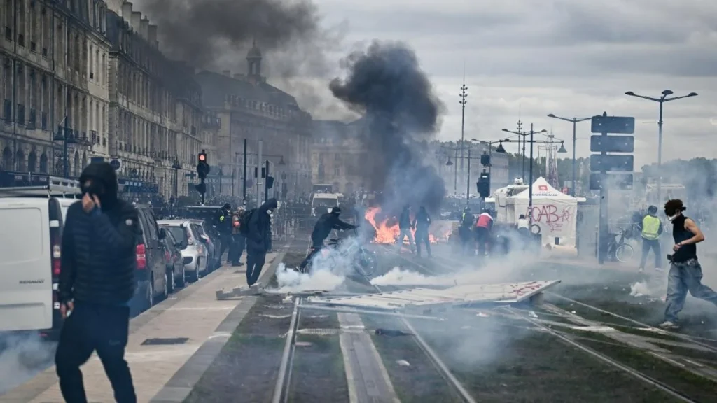Manifestantes marchan en París durante las protestas en Francia
