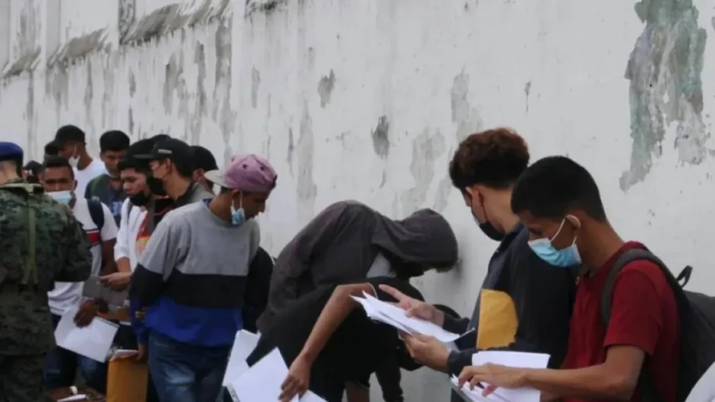 Jóvenes ecuatorianos presentándose a las bases de movilización militar