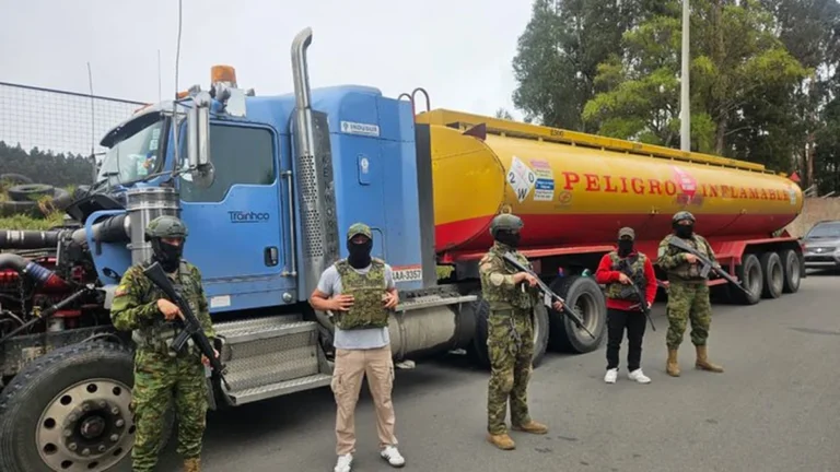 Camión cisterna retenido por militares durante operativo contra el tráfico de diésel en Cuenca