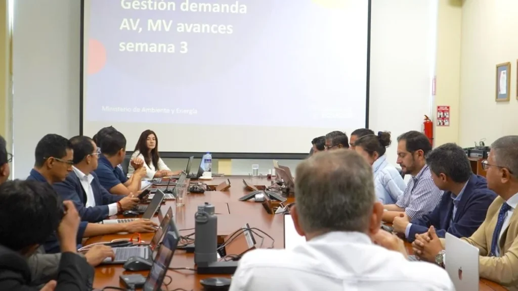 Líneas de transmisión eléctrica y planta industrial bajo racionamientos de energía