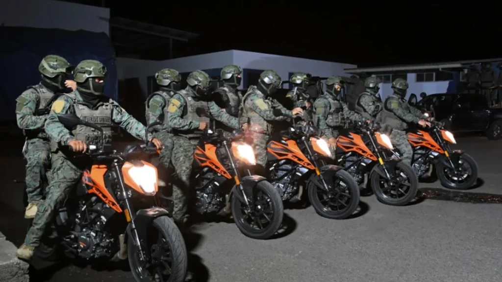 Patrulla militar y policial en control vehicular durante toque de queda