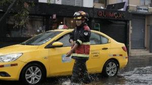 Maquinaria de limpieza y vías afectadas tras temporal de lluvia en Quito