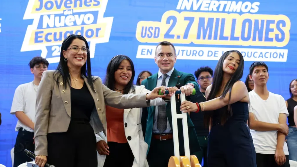 Jóvenes estudiantes ecuatorianos recibiendo certificados de becas universitarias
