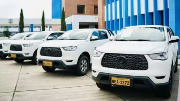 Flota de camionetas blancas 4x4 entregadas por el Ministerio de Salud en Latacunga