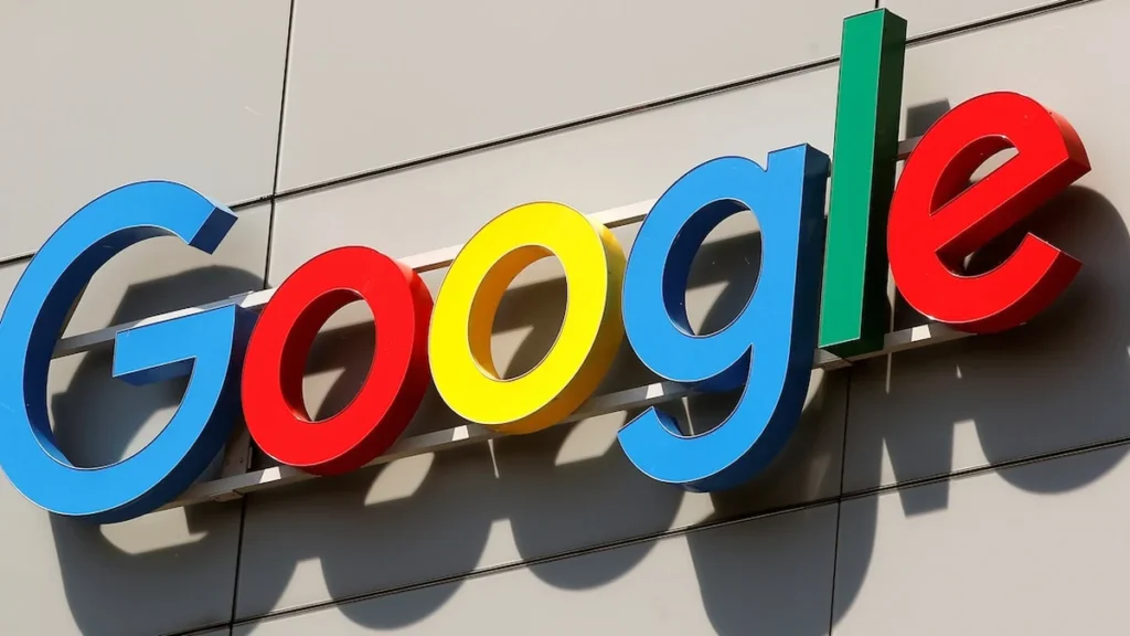 Logotipo de Google Gemini proyectado sobre un fondo de seguridad informática y código de programación