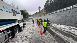 Cuadrillas municipales retirando acumulación de hielo y granizo en Quito