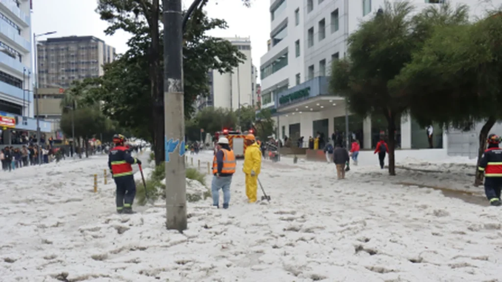 Bomberos de Quito atendiendo emergencias viales por granizada torrencial