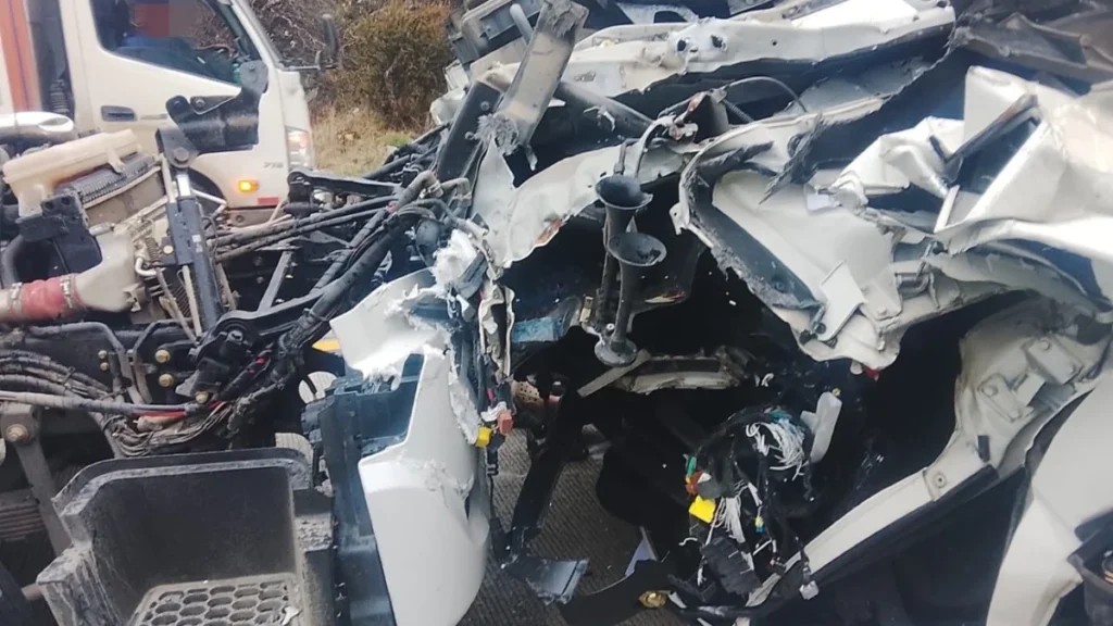 Unidades de emergencia en siniestro vial en la vía Cuenca-Molleturo