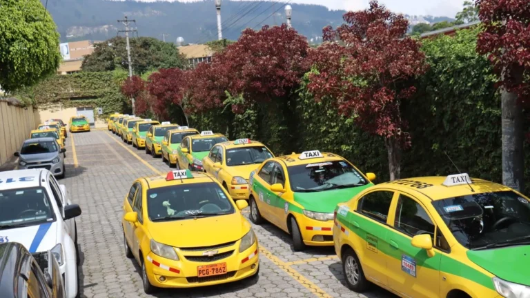 Taxis formales concentrados en asamblea gremial extraordinaria en el norte de Quito