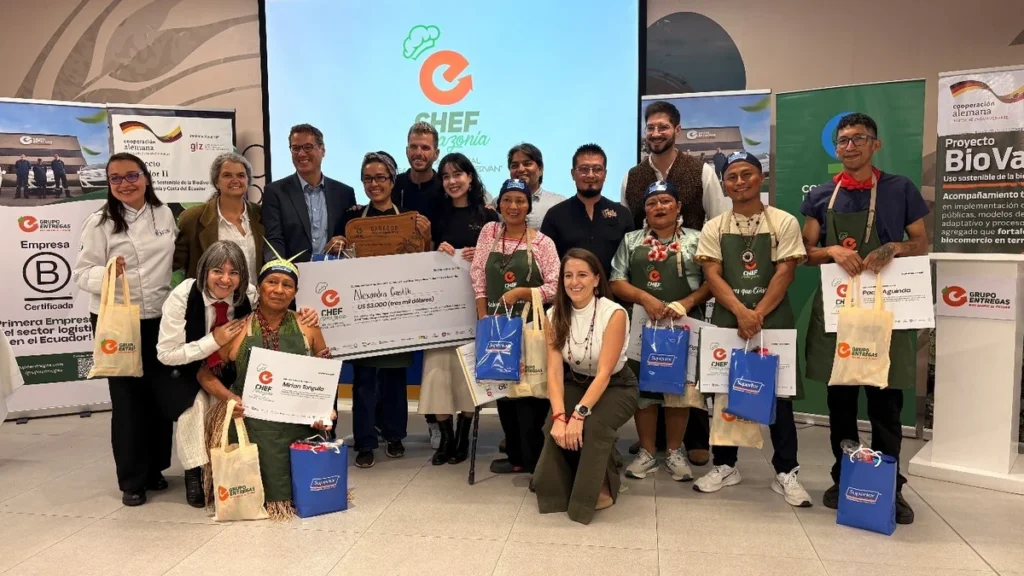 Ganadores y organizadores de eChef Amazonía posando con diplomas en la gran final