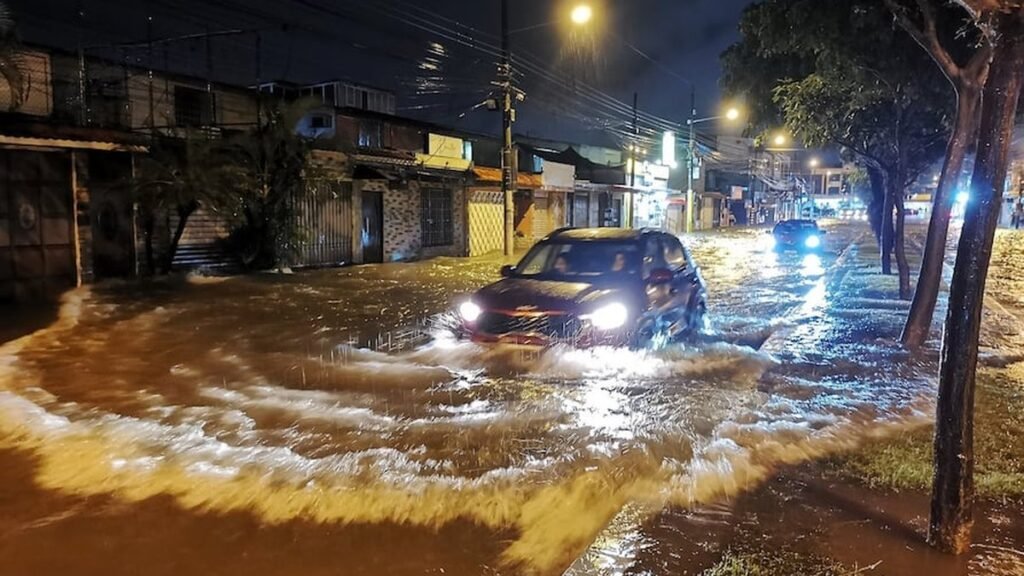 Guayaquil contabiliza mas de 80 sectores bajo agua tras aguacero