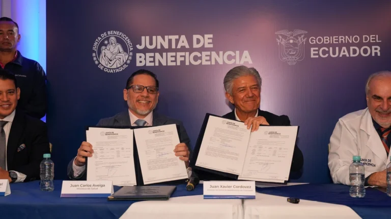Firma del acta de recepción de vacunas contra el VPH entre la Junta de Beneficencia y el Ministerio de Salud