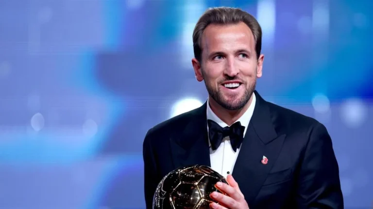 Harry Kane recibiendo el trofeo del Balón de Oro en gala de París
