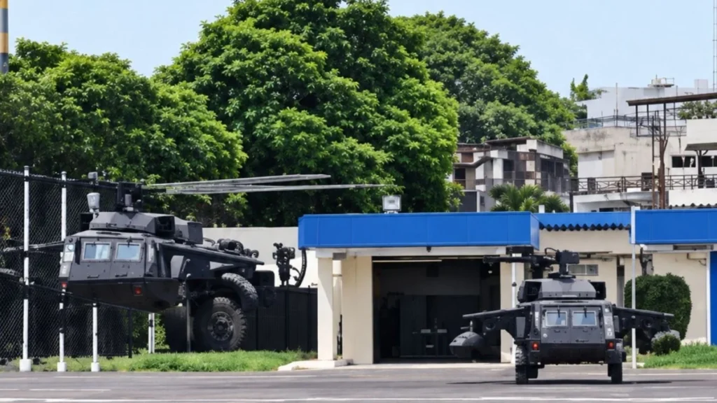 Aeronave militar táctica UH-60 Black Hawk en maniobras operativas en Ecuador