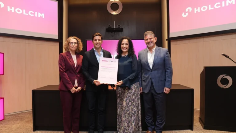 Firma de convenio entre directivos de Holcim Ecuador y Banco Guayaquil