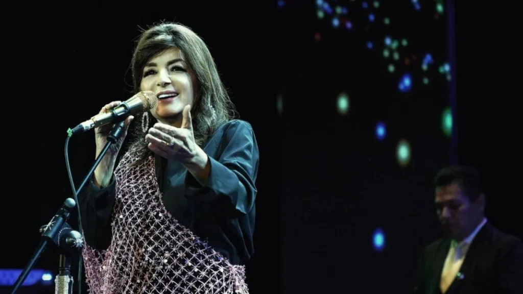 Retrato de la cantante ecuatoriana Paulina Tamayo sonriendo en el escenario