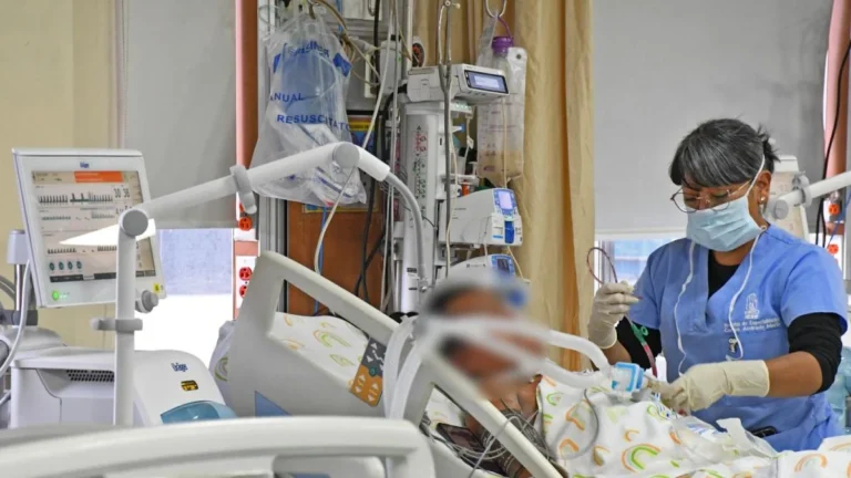 Fachada e instalaciones del Hospital Carlos Andrade Marín del IESS en Quito