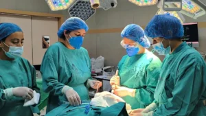 Equipo quirúrgico del hospital del IESS en Loja utilizando nuevo instrumental