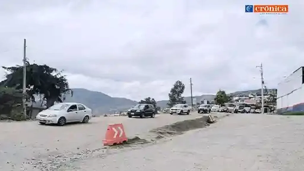 Desniveles y baches en la vía de ingreso Loja Catamayo