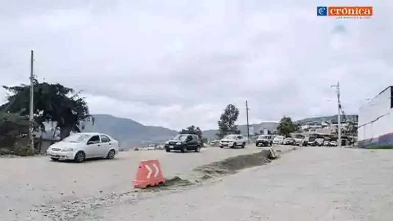 Desniveles y baches en la vía de ingreso Loja Catamayo