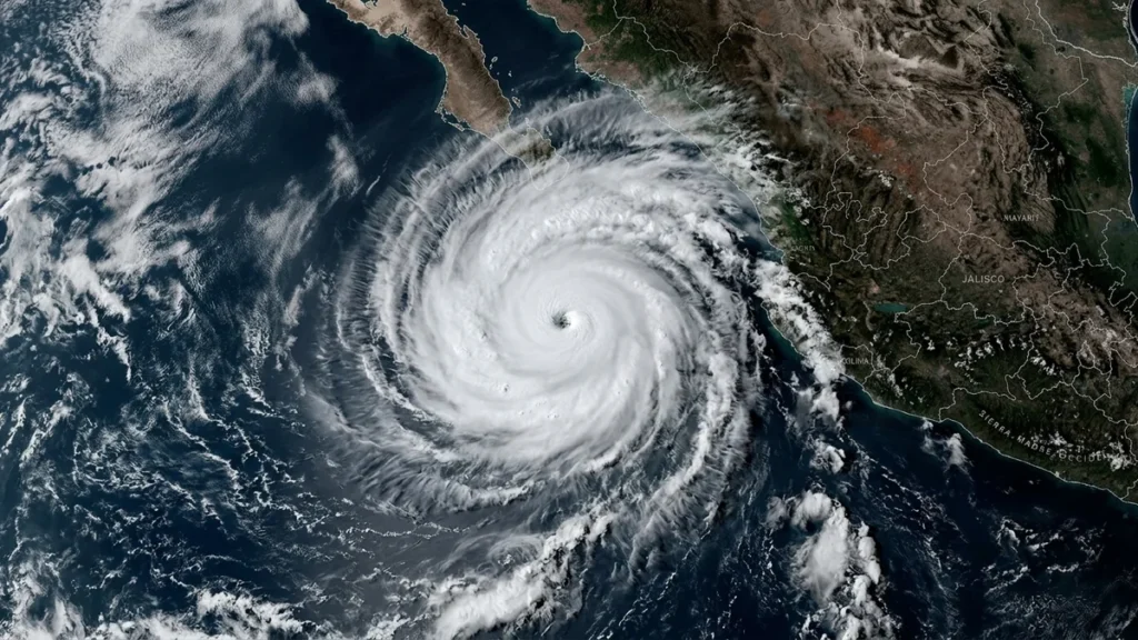 Vista satelital del huracán Trudy categoría 4 en el océano Pacífico aproximándose a México