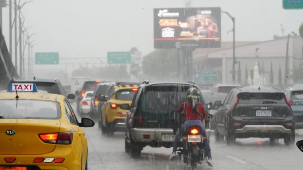 Lluvias y nubosidad sobre calles de una ciudad ecuatoriana