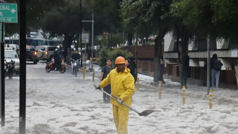 Río crecido y precipitaciones en carretera interprovincial de Ecuador