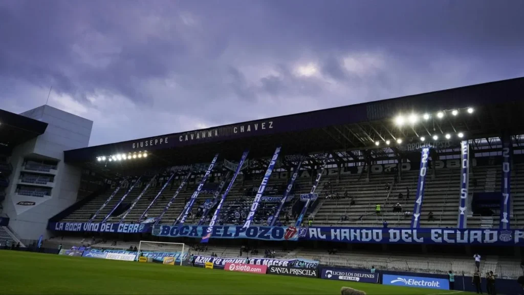 Graderíos del estadio George Capwell durante incidentes con pirotecnia y humo
