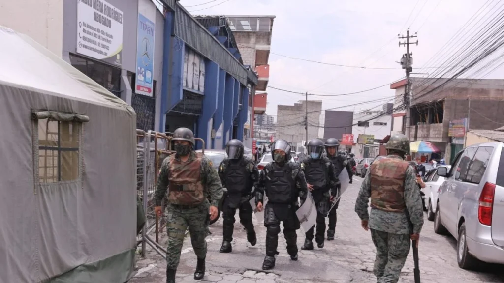 Cárcel El Inca Quito ataque guía penitenciario investigación