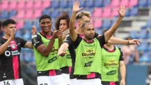Plantel de Independiente del Valle celebrando victoria en cancha