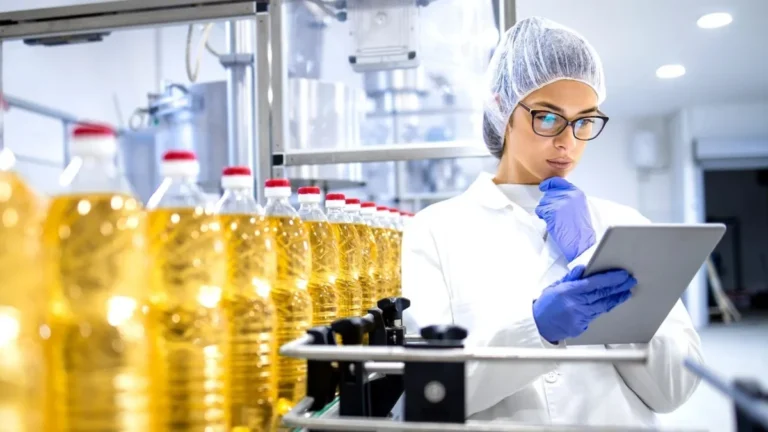 Línea de producción industrial automatizada en el sector de alimentos