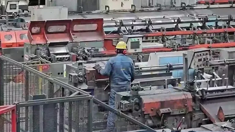 Generador eléctrico industrial en patio de maniobras de una planta manufacturera