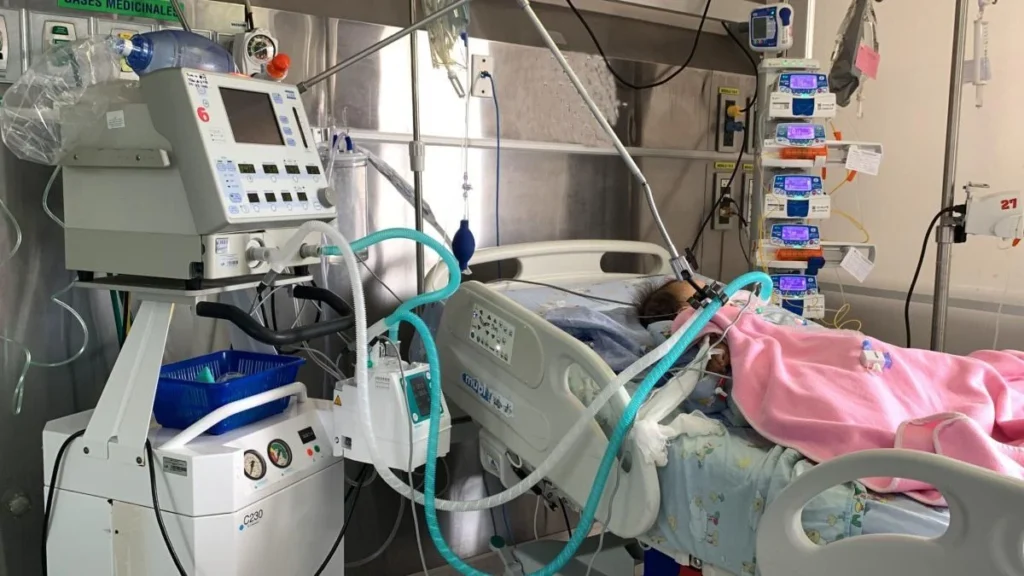 Personal médico atiende a menores con infecciones respiratorias en Ecuador