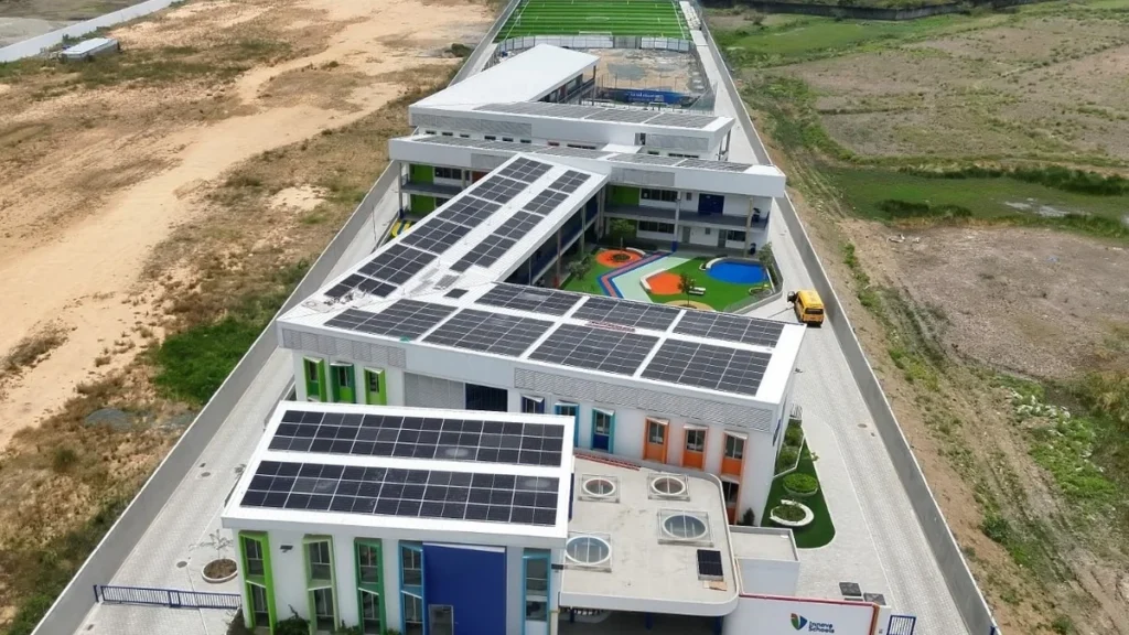 Instalación de paneles solares fotovoltaicos en campus de Innova Schools