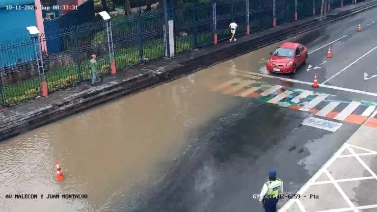 Parqueadero anegado en el Malecón 2000 de Guayaquil