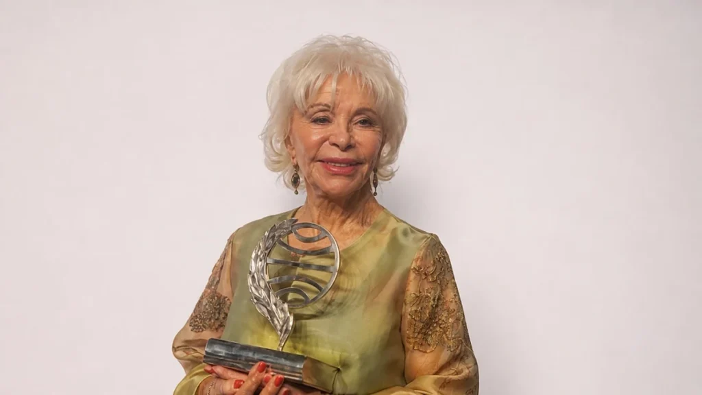 Isabel Allende sosteniendo el galardón del Premio Planeta en Barcelona