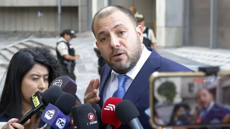 Juan Esteban Guarderas presenta denuncia contra Pabel Muñoz en Fiscalía